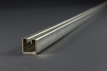 Einfassprofil für Wellengitter, Typ 2, Stahl sendzimirverz. 3000 × 30 × 30 mm, Schlitzbreite 5,7 mm