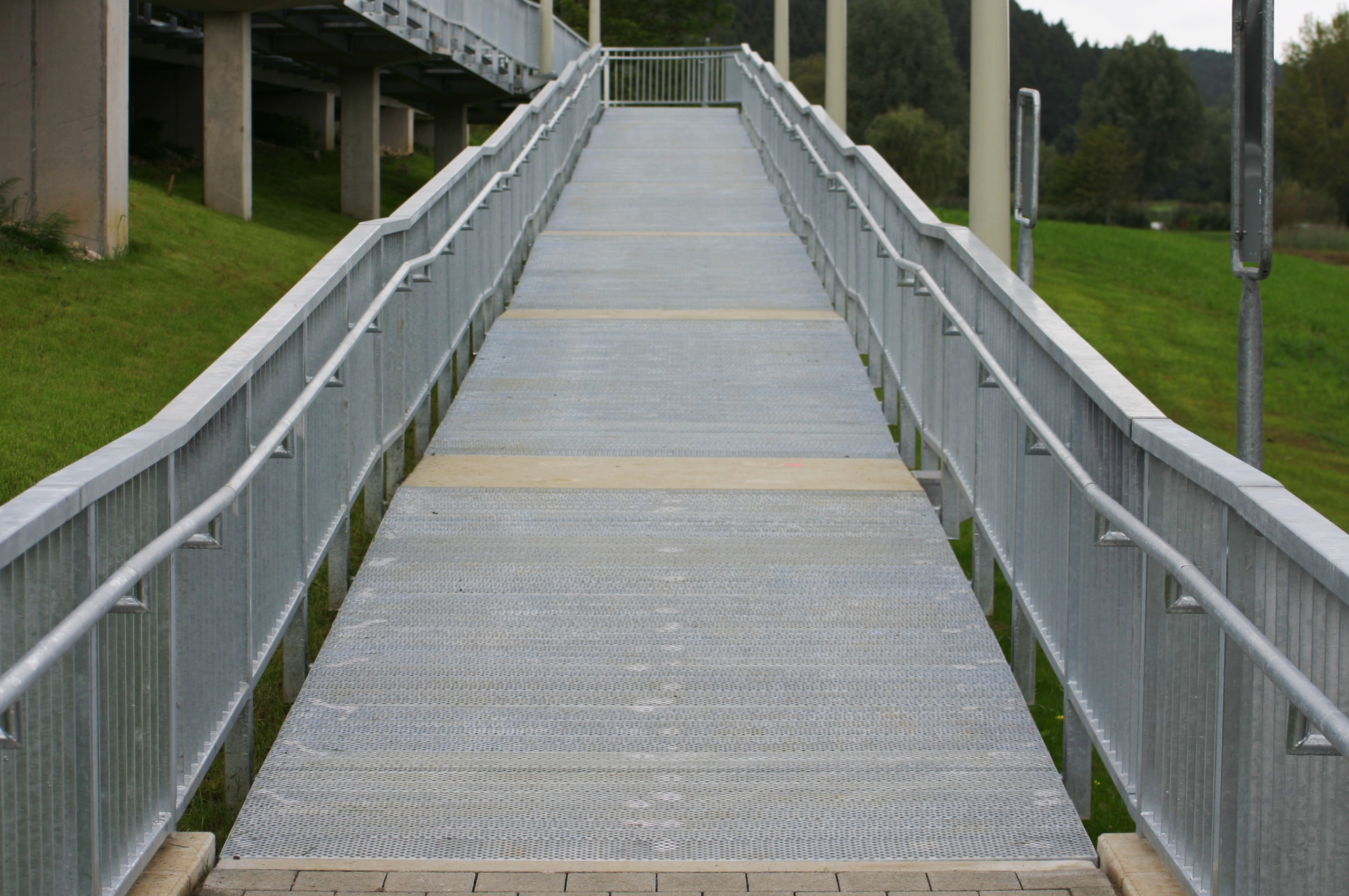 Rollstuhlrampe für einen Bahnhof aus Blechprofilrosten